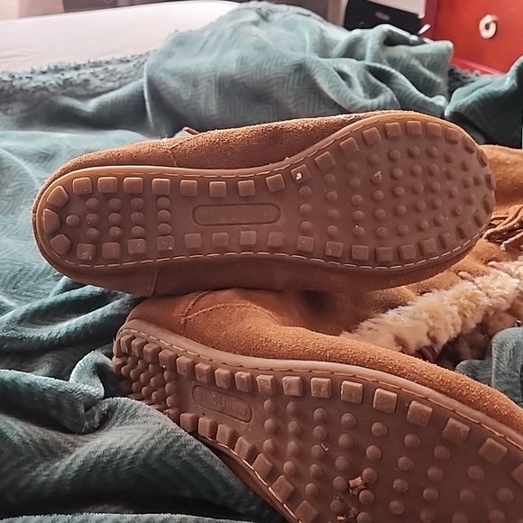 Minnetonka tall Tan suede fur lined moccasins - Picture 2 of 5